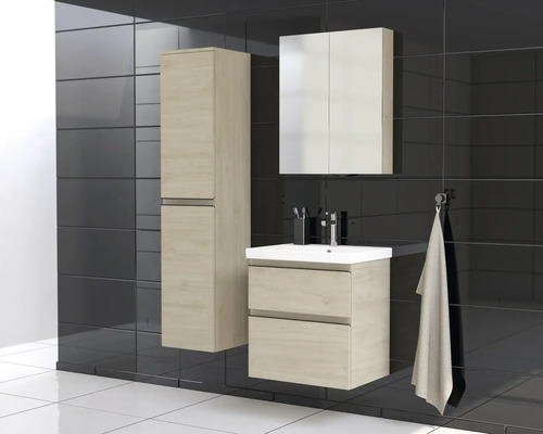 Koupelna s umyvadlovou skříňkou, zrcadlovou skříňkou a vysokou skříňkou