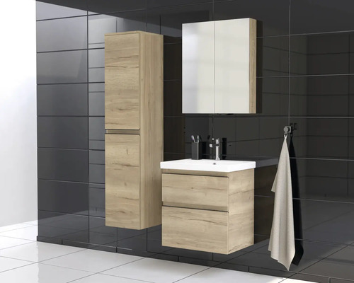 Koupelna s umyvadlem, zrcadlovou skříňkou a vysokou skříní v dřevěném designu