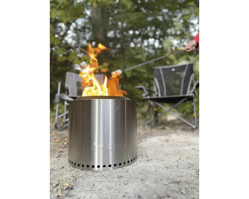 Ohniště Solo Stove s marshmallows na špejli a kempingovými židlemi