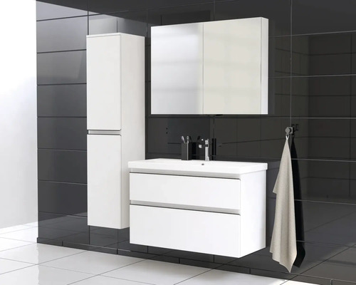 Koupelna s umyvadlem, zrcadlovou skříňkou a vysokou skříňkou