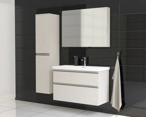 Koupelna s umyvadlovou skříňkou, zrcadlovou skříňkou a vysokou skříní před černým obkladem