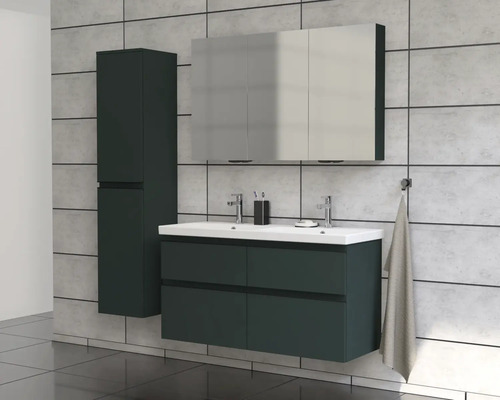 Koupelna s umyvadlem, zrcadlovou skříňkou a vysokou skříňkou