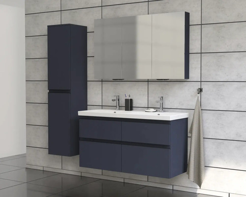 Koupelna s umyvadlovou skříňkou, zrcadlovou skříňkou a vysokou skříňkou