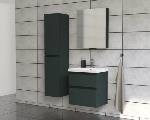 Koupelna s umyvadlovou skříňkou, zrcadlovou skříňkou a vysokou skříňkou před obkládanou stěnou