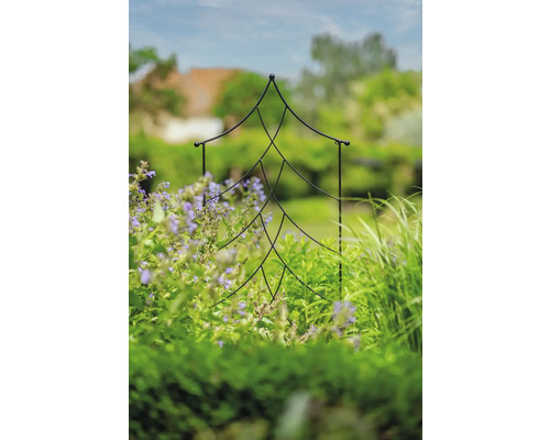 Podpěra pro rostliny ve tvaru vánočního stromku v zahradním záhonu