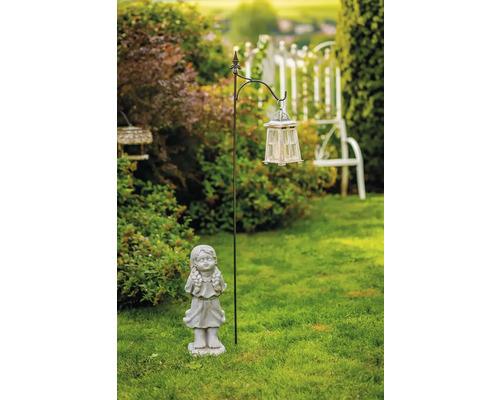 Zahradní scéna s dívčí sochou a závěsnou lucernou