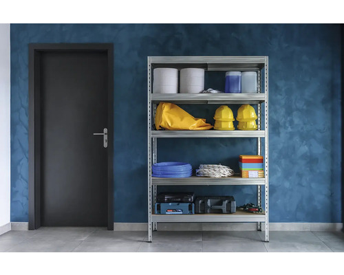 Regál s nářadím a materiálem vedle dveří