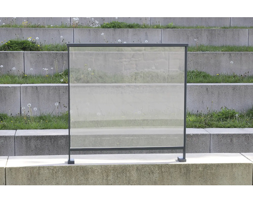 Skleněná ochrana proti větru s kovovým rámem před betonovým schodištěm