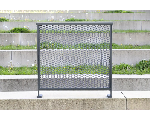 Kovový plot před schodištěm