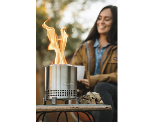 Ohniště Solo Stove s dřevem a hořícím ohněm