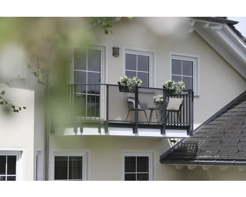 Vnější pohled na dům s balkonem, balkonový nábytek a truhlíky na květiny