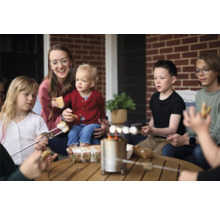 Rodina opéká marshmallows na stolním grilu venku