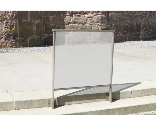 Volně stojící skleněná ochranná stěna pro venkovní použití.