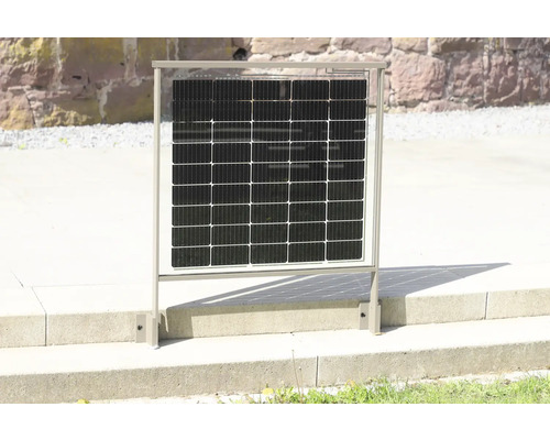 Volně stojící solární panel na schodech