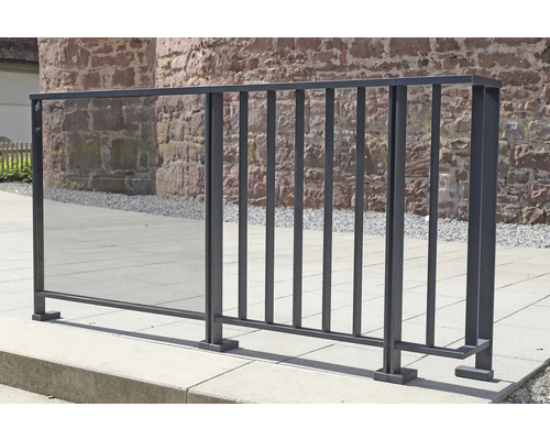 Zábradlí se skleněnými a tyčovými prvky pro venkovní použití