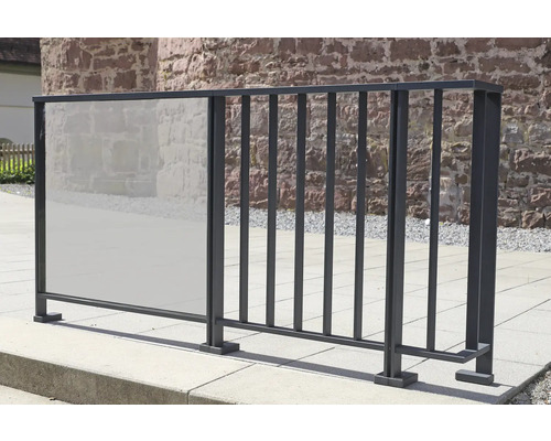 Kovový plot se skleněným prvkem a tyčemi