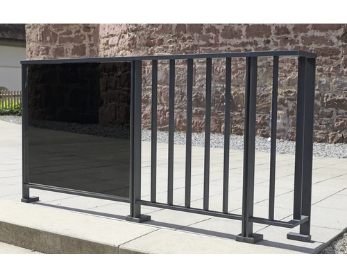 Zábradlí se skleněným prvkem a kovovými tyčemi pro vymezení