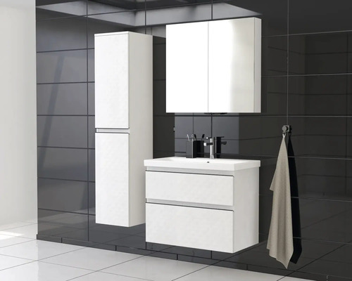 Koupelna s umyvadlem, zrcadlovou skříňkou a vysokou skříňkou na koupelnové potřeby