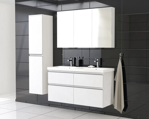 Koupelna s umyvadlovou skříňkou, zrcadlovou skříňkou a vysokou skříní na koupelnové vybavení