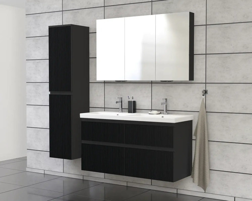 Moderní koupelna s umyvadlovou skříňkou, zrcadlovou skříňkou a vysokou skříňkou