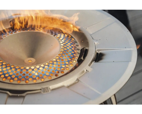 Detailní záběr plynového topení s plameny