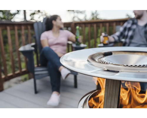 Terasa s ohništěm, posezením a relaxujícími lidmi