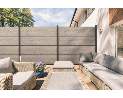 Terasa se zástěnou pro soukromí, zahradním nábytkem a květináčem