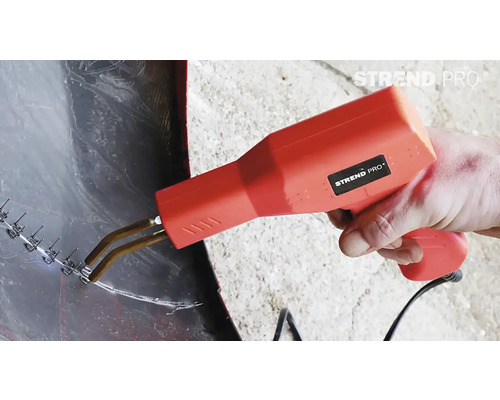 Svářečka plastů se sponami v provozu