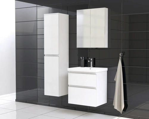 Koupelna s umyvadlovou skříňkou, zrcadlovou skříňkou a vysokou skříňkou