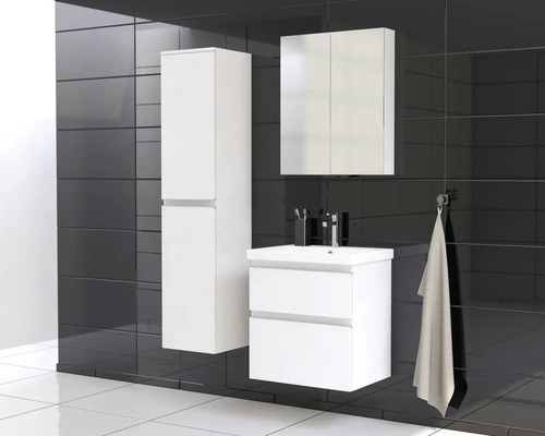 Koupelna s vysokou skříní, skříňkou pod umyvadlo a zrcadlovou skříňkou