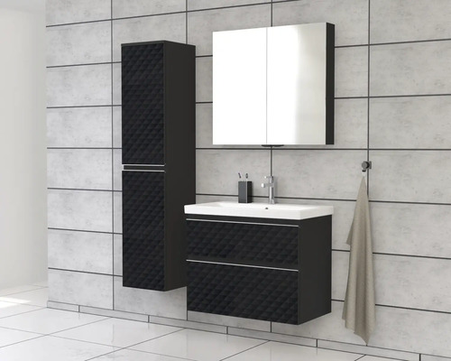 Koupelna s umyvadlovou skříňkou, zrcadlovou skříňkou a vysokou skříňkou s žebrovaným vzorem