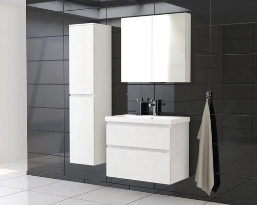 Koupelna s umyvadlovou skříňkou, zrcadlovou skříňkou a vysokou skříňkou