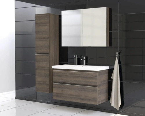 Koupelna s umyvadlovou skříňkou, zrcadlovou skříňkou a vysokou skříňkou ve vzhledu dřeva