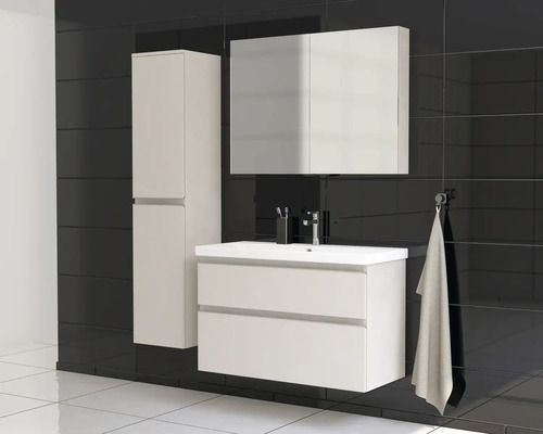 Koupelna s umyvadlovou skříňkou, zrcadlovou skříňkou a vysokou skříňkou