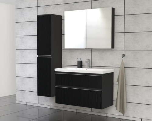 Koupelna s umyvadlovou skříňkou, zrcadlovou skříňkou a vysokou skříňkou