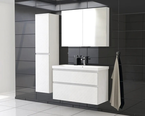 Moderní koupelna s bílou skříňkou pod umyvadlo, zrcadlovou skříňkou a vysokou skříňkou na pozadí černých dlaždic.