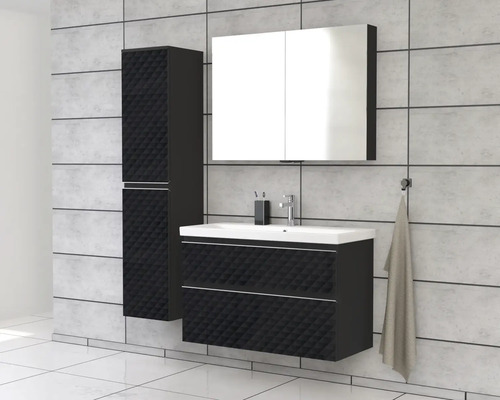 Koupelna s umyvadlovou skříňkou, zrcadlovou skříňkou a vysokou skříňkou