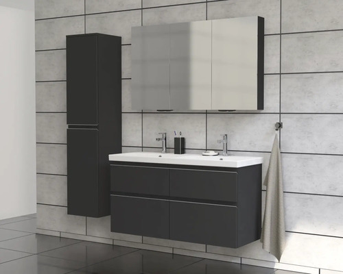 Moderní koupelna s umyvadlem, zrcadlovou skříňkou a vysokou skříňkou před obkládačkou