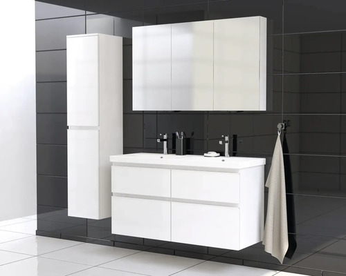 Koupelna s bílou skříňkou pod umyvadlo, zrcadlovou skříňkou a vysokou skříňkou před černými dlaždicemi