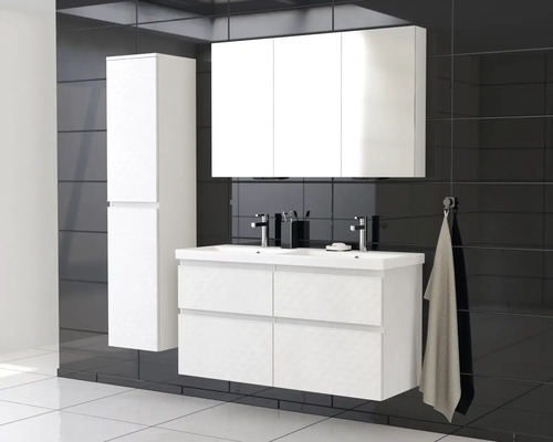 Koupelna s bílou skříňkou pod umyvadlo, zrcadlovou skříňkou a vysokou skříňkou před černou stěnou