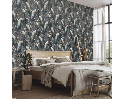 Ložnice s postelí a tapetou se vzorem pávů