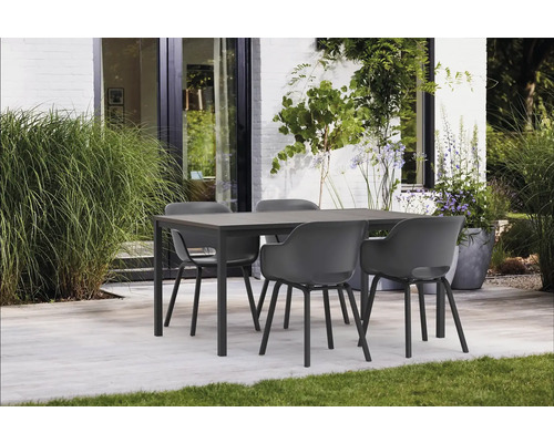 Zahradní scéna s jídelním stolem a čtyřmi židlemi na terase