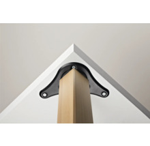 Detailní pohled na upevnění nohy stolu s dřevěnou nohou