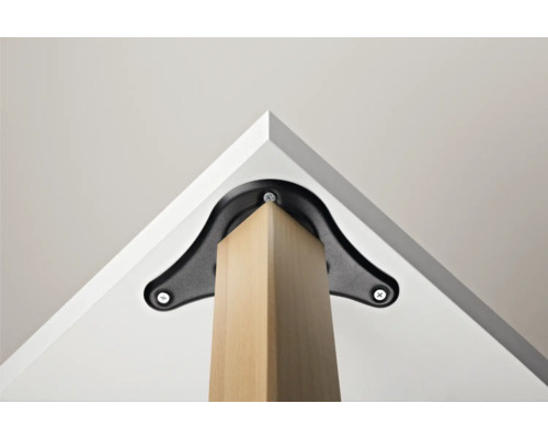 Detailní pohled na upevnění nohy stolu s dřevěnou nohou