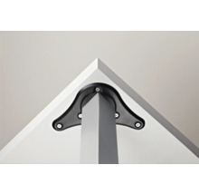 Detailní pohled na upevnění nohou stolu pomocí šroubů k desce stolu