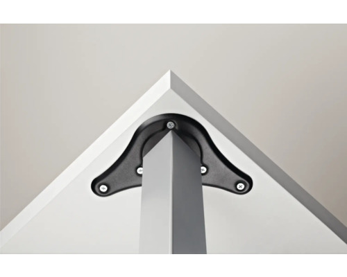 Detailní pohled na upevnění nohou stolu pomocí šroubů k desce stolu