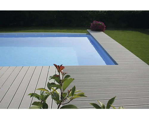 Bazén s terasou z dřevěného kompozitu v zahradě