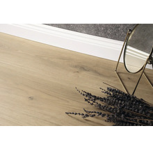 Světlá dřevěná podlaha se zrcadlem a kyticí levandule