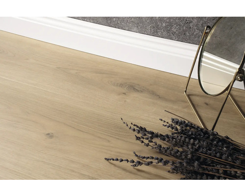 Světlá dřevěná podlaha se zrcadlem a kyticí levandule