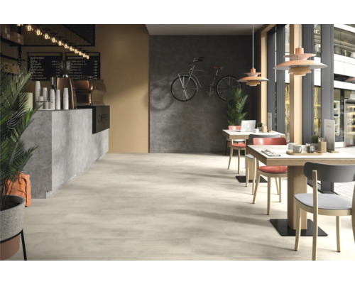 Interiér kavárny se stoly, židlemi a pultem